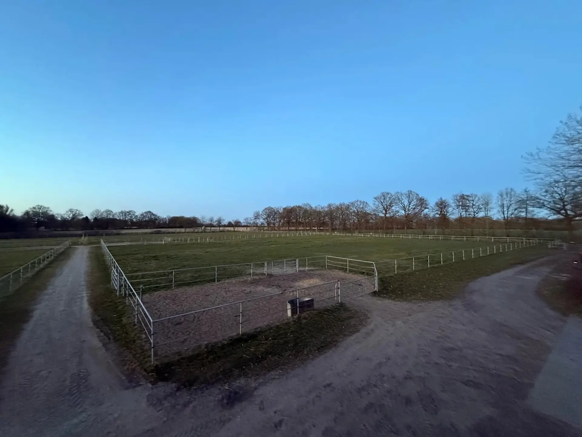 Weitblick über Koppeln und Wege